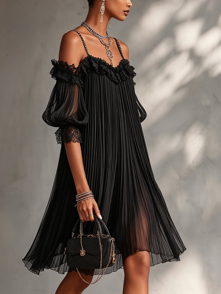Vittoria | Mini robe noire en mousseline avec épaules dénudées et finition en dentelle