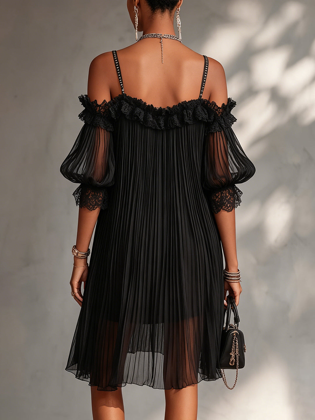 Vittoria | Mini robe noire en mousseline avec épaules dénudées et finition en dentelle