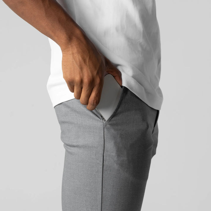 Théo - Chino élastique premium porté - lifestyle 1