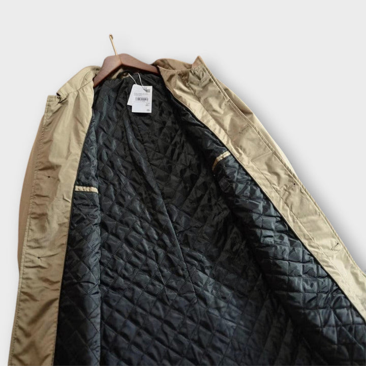 Homme portant le manteau Adrian, photo lifestyle
