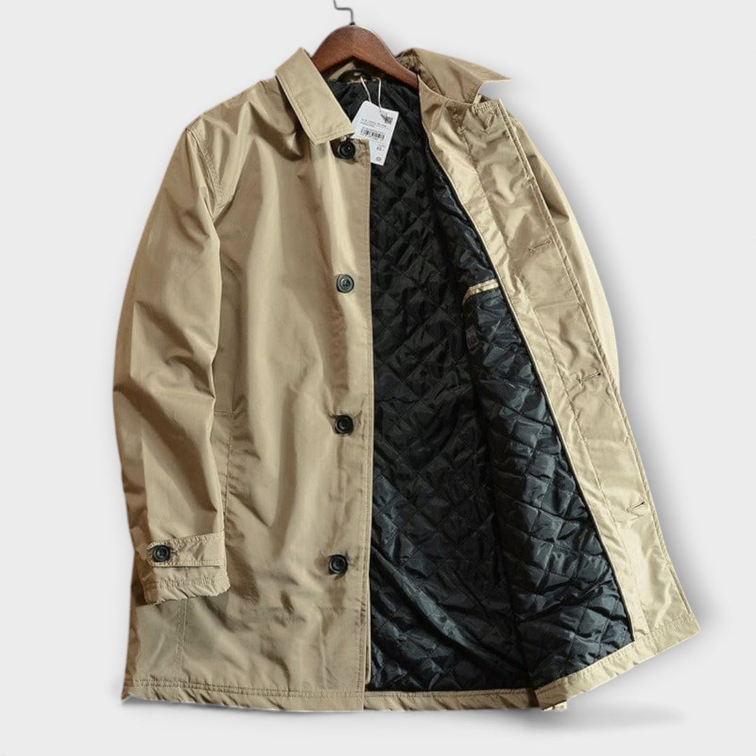 Manteau Adrian porté en extérieur, détail de la coupe