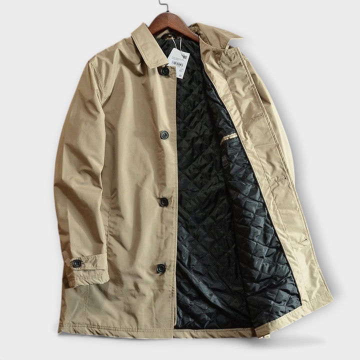Manteau Adrian porté en extérieur, détail de la coupe