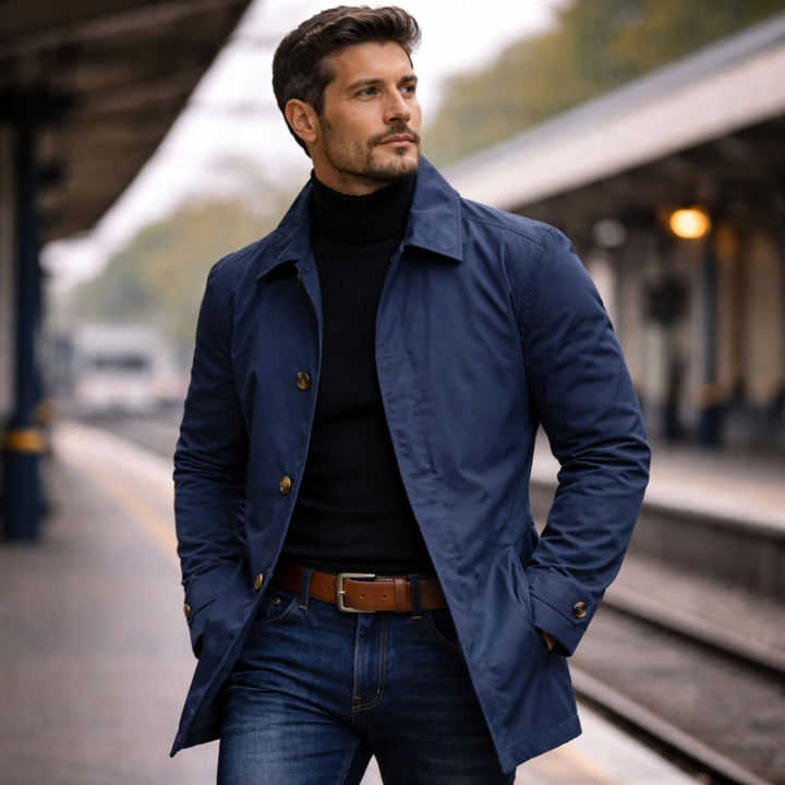 Homme en manteau Adrian bleu marine dans un train