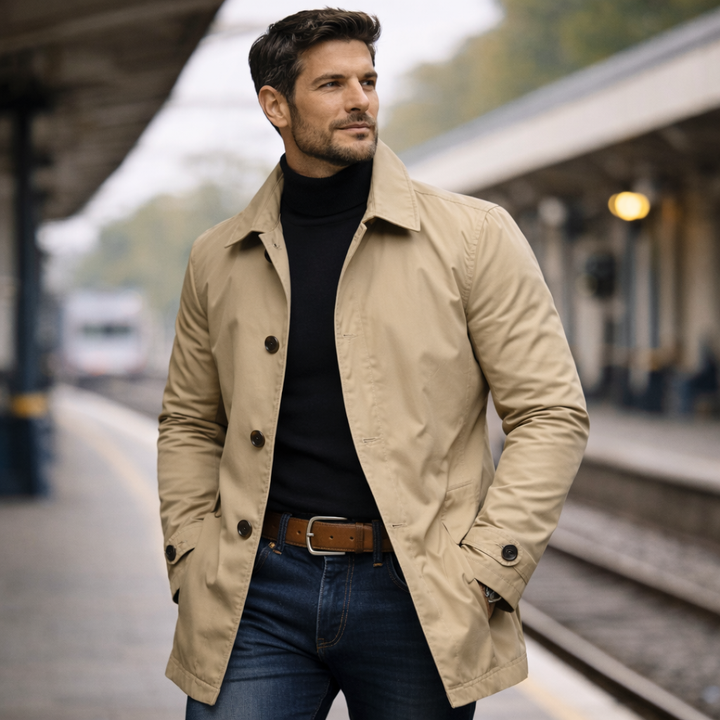 Homme en manteau Adrian beige dans un train