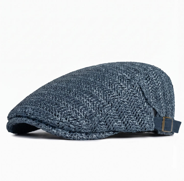 Casquette plate Salvatore en paille bleue, prise studio